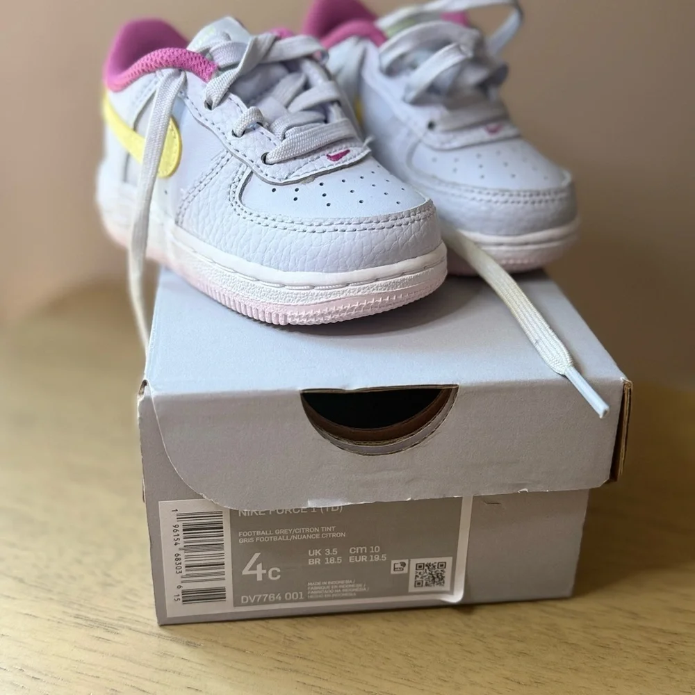 Nike White and Pink Sneakers Low-Top Design